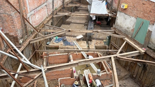 Dân kêu cứu vì nhà bị sụt lún do hàng xóm xây dựng công trình “khủng”