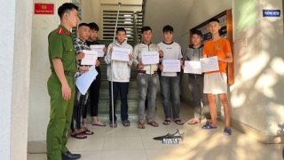 Nhóm thanh thiếu niên mang hung khí hành hung người đi đường