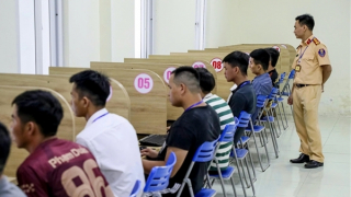 Việc kiểm tra kiến thức để phục hồi điểm giấy phép lái xe được thực hiện như thế nào?
