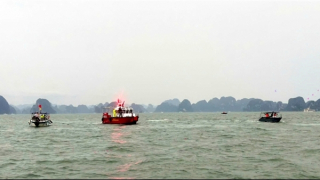 Lật tàu du lịch trên Vịnh Hạ Long, nhiều lực lượng tham gia cứu nạn