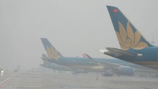 Mưa lớn, gió mạnh khiến nhiều chuyến bay phải đổi hướng