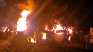 Xưởng nhựa ở Quảng Ngãi bốc cháy ngùn ngụt trong đêm, thiệt hại hàng tỷ đồng