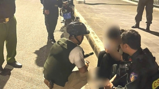 Cảnh sát cơ động kịp thời ngăn nữ sinh viên định nhảy cầu tự vẫn