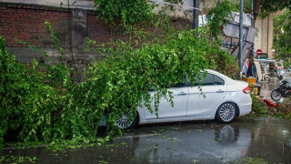 Đường phố Hà Nội ngổn ngang sau cơn mưa dông chiều thứ bảy