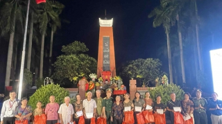 Thắp hương tri ân 2025 "Sáng mãi tình đất nước, cùng nguyện ước mai sau"