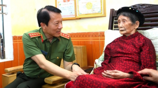 Xúc động với hành trình tri ân, trao nhà cho gia đình chính sách của Bộ trưởng Lương Tam Quang