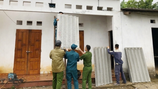 Công an phường hỗ trợ gia đình khó khăn khắc phục hậu quả gió lốc