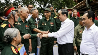 Chủ tịch Quốc hội tri ân các Anh hùng Liệt sỹ, người có công tại Thái Nguyên