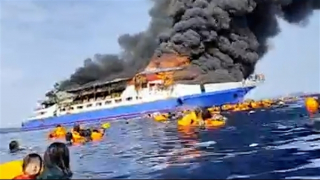 Tàu chở gần 300 hành khách bốc cháy ngoài khơi Indonesia