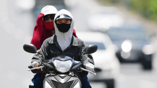 Miền Bắc ngày vẫn nắng to, Biển Đông dông bão, mưa nhiều