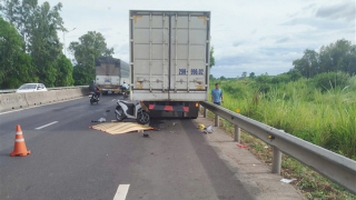 3 bà cháu tử nạn sau khi xe máy tông vào đuôi xe ô tô tải