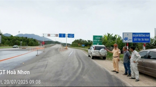 Công trường cao tốc mịt mù bụi, vắng bóng người phân luồng: CSGT kiến nghị khẩn khắc phục bất cập