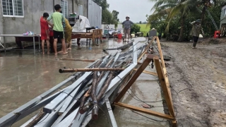 Nhiều nhà dân tại TP Hồ Chí Minh, Tây Ninh tốc mái sau dông lốc
