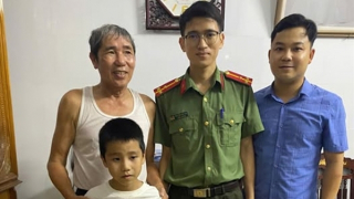 Cả nhà vỡ oà khi cháu bé đi lạc được Công an tìm thấy đưa về