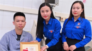 Trao Huy hiệu “Tuổi trẻ dũng cảm” cho đoàn viên cứu 4 người trong vụ đắm tàu trên vịnh Hạ Long