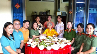 Ấm lòng “Bữa cơm tri ân - con về bên Mẹ”