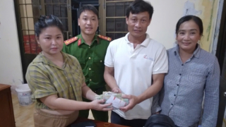 Hai vợ chồng nhặt được 150 triệu đồng nhờ Công an xã tìm trả người đánh rơi