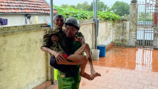 Công an tỉnh Ninh Bình đến tận nhà di chuyển người dân tới nơi an toàn