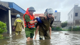 Công an tỉnh Ninh Bình nỗ lực giúp dân trong mưa bão