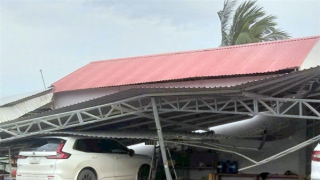 Dông lốc làm sập, tốc mái 99 căn nhà ở An Giang