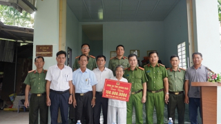 Quảng Ngãi: Trao nhà nghĩa tình đồng đội tặng gia đình liệt sĩ CAND