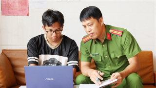 Cán bộ Công an xã tận tâm vì nhân dân phục vụ