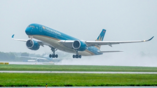 Hàng không tiếp tục điều chỉnh nhiều chuyến bay do cơn bão Wipha