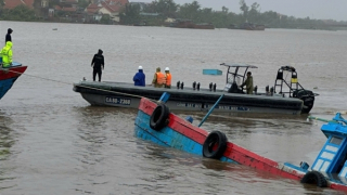 CSGT đường thuỷ cứu 9 người bị gió lốc xô lật thuyền trên sông Chanh