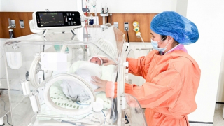 Bác sĩ vượt hơn 100km, cấp cứu thành công bé gái người Lào sinh non