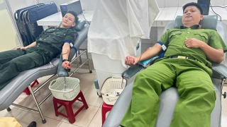 Hai Cảnh sát cơ động hiến máu cứu người
