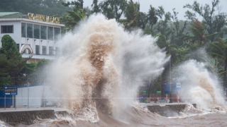 Bão vừa qua, Hải Phòng ngập trong nước triều cường