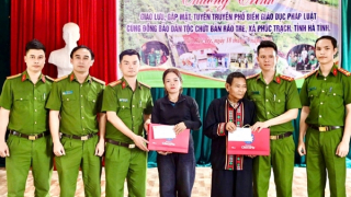 Cán bộ chiến sĩ Công an xã biên giới góp tiền hằng tháng gây quỹ thiện nguyện