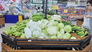 Thịt lợn, rau xanh đắt hàng trước giờ bão số 3 Wipha đổ bộ đất liền