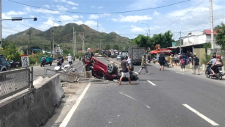 4 người thoát chết khi xe ô tô du lịch bị lật ngửa trên đường