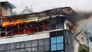 Hà Nội: Khống chế đám cháy căn nhà 5 tầng trên đường Giải Phóng