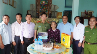 Tây Ninh: Tặng quà tri ân gia đình chính sách, người có công