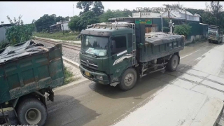 CSGT Công an TP Đà Nẵng ra tay xử phạt xe tải "chặn lối” đường sắt Bắc – Nam