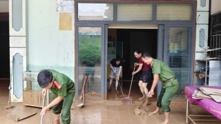 Công an xã bám địa bàn, di dời hàng trăm hộ dân tránh lũ đến nơi an toàn