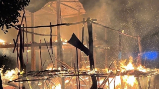 Ngọn lửa thiêu rụi 2 nhà dân trong đêm