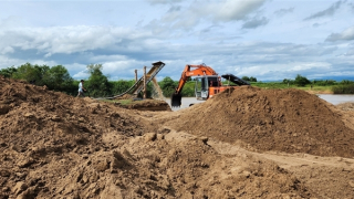 Chưa đủ điều kiện, mỏ cát vẫn hoạt động rầm rộ