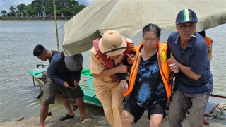 Cảnh sát đường thủy cùng người dân cứu người phụ nữ đuối nước