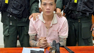 Khống chế đối tượng nghi tàng trữ ma túy cùng khẩu súng đạn đã lên nòng