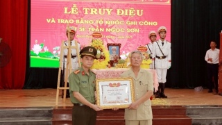 Trao Bằng “Tổ quốc ghi công” cho liệt sĩ Trần Ngọc Sơn
