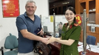 Công an phường Ngọc Hà trao trả tài sản bị đánh rơi cho người nước ngoài