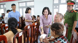 Phó Chủ tịch Quốc hội Nguyễn Thị Thanh thăm và tặng quà gia đình chính sách ở Tây Ninh