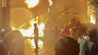 Đục tường luồn vòi rồng qua nhà dân để xuyên đêm chữa cháy kho chứa phế liệu