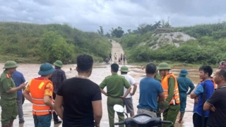 Công an xã tìm kiếm 2 người dân bị lũ cuốn trôi ở Lạng Sơn