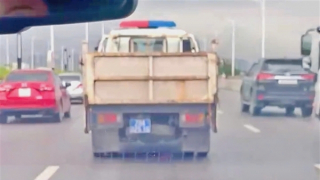 CSGT Hà Nội mở đường cho xe ô tô chở người bị đột quỵ đi cấp cứu