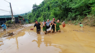 Công an xã kịp thời đưa sản phụ vượt lũ, đến trạm y tế an toàn