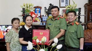 Công an TP Hà Nội tri ân gia đình liệt sĩ CAND